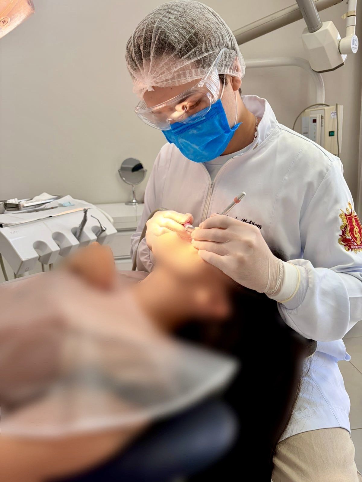 Dr. Eduardo Plakitqen atendendo uma paciente no consultório